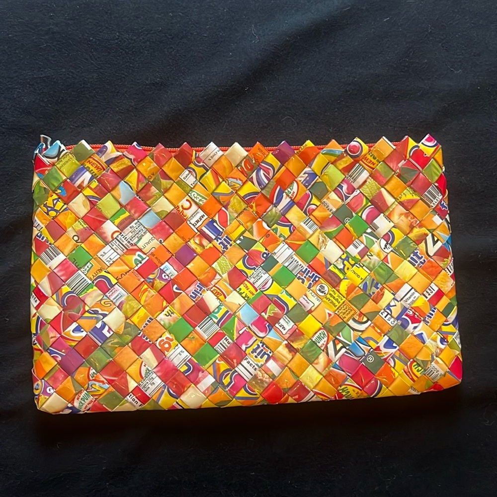 Unique zipper clutch